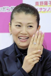 南野陽子さんが結婚指輪を見せているところ