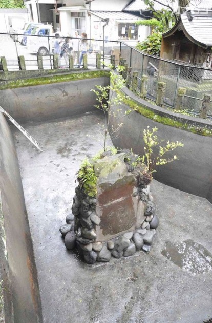 海南神社で池の水が抜かれ、姿を現した石碑