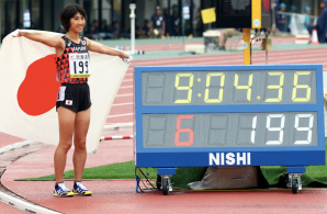 第18回アジアジュニア陸上競技選手権大会で時計の前で田中選手がいる