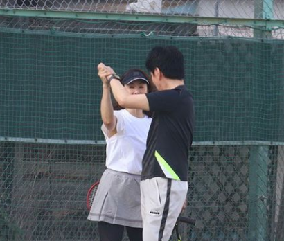 河野景子さんとジャッキー・ウーさんとのテニスでハイタッチの場面