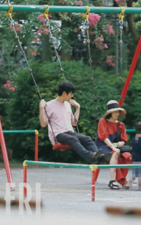18年８月撮影（川上孝夫）に撮影した堺雅人と菅野美穂が子供とブランコで遊んでいるところ