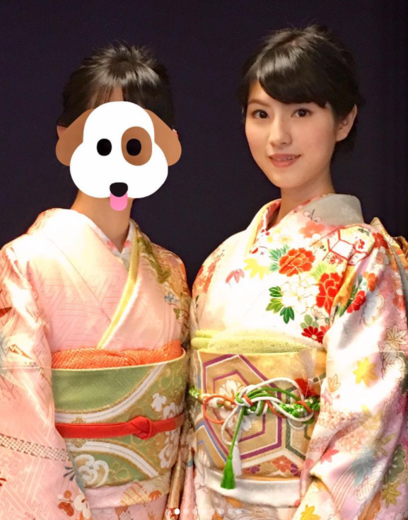 鈴木光さんと双子の姉の優花さんと着物で写真