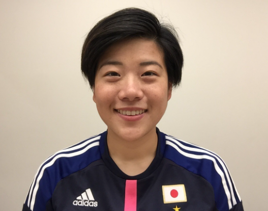 志方英香さんがサッカーの日本代表のウエアーを着ているところ