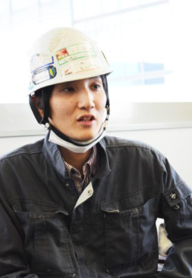 ソラシド本坊が建築現場でのヘルメットと作業服を着ている画像
