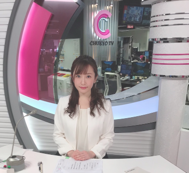 中京テレビの報道番組のスタジオの市野瀬瞳アナ