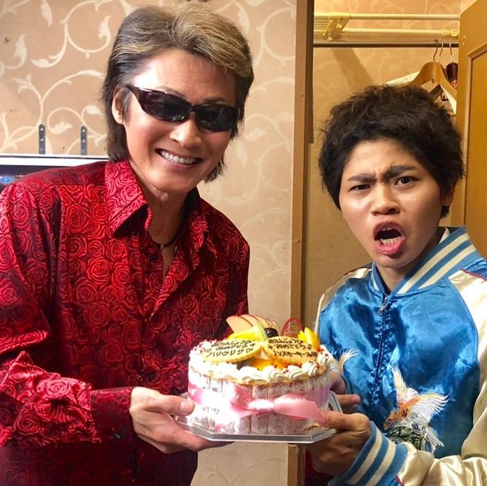 誕生日にノンスモーキ石井さんにケーキを渡されているハリウリサ