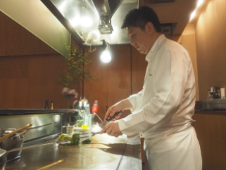 進藤佳明がRestaurant L’allium/で料理をしているところ