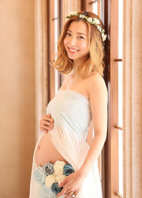 美馬アンナさんが妊娠している写真
