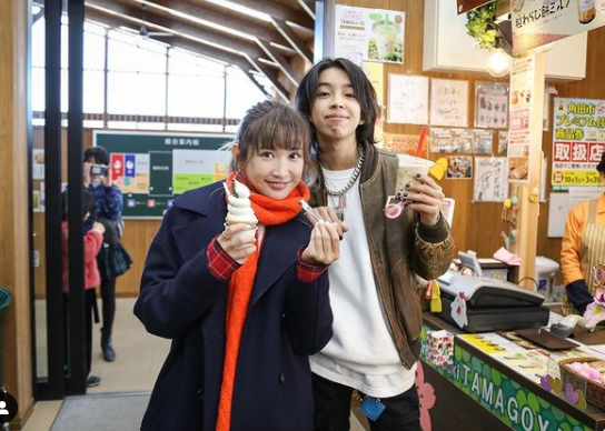 YOSHIと紗栄子が肩を組んでいる写真