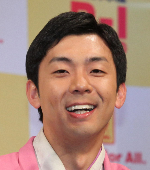 天津木村さんの顔アップでピンクの着物を着ている画像
