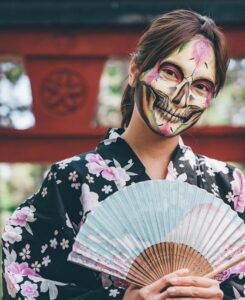 入山杏奈が死者の日として仮装している写真