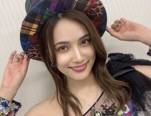 入山杏奈さんが帽子をかぶっている写真