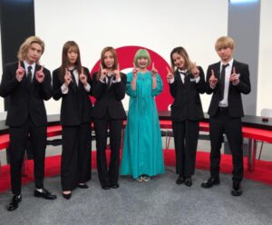 立花アンさんがlol-planetsのTV番組に出ていた時のメンバーの写真