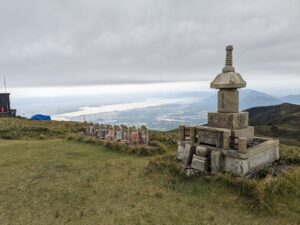 蓬莱山の山頂の景色と石碑